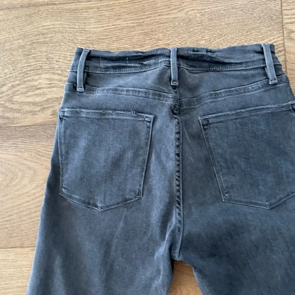 Frame Le High Skinny in Grey Whisker